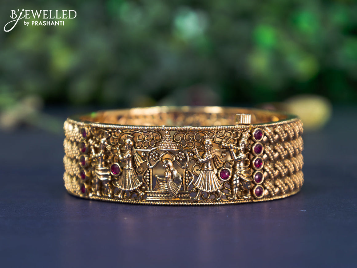 Antique screw type bangle with pink kemp stones