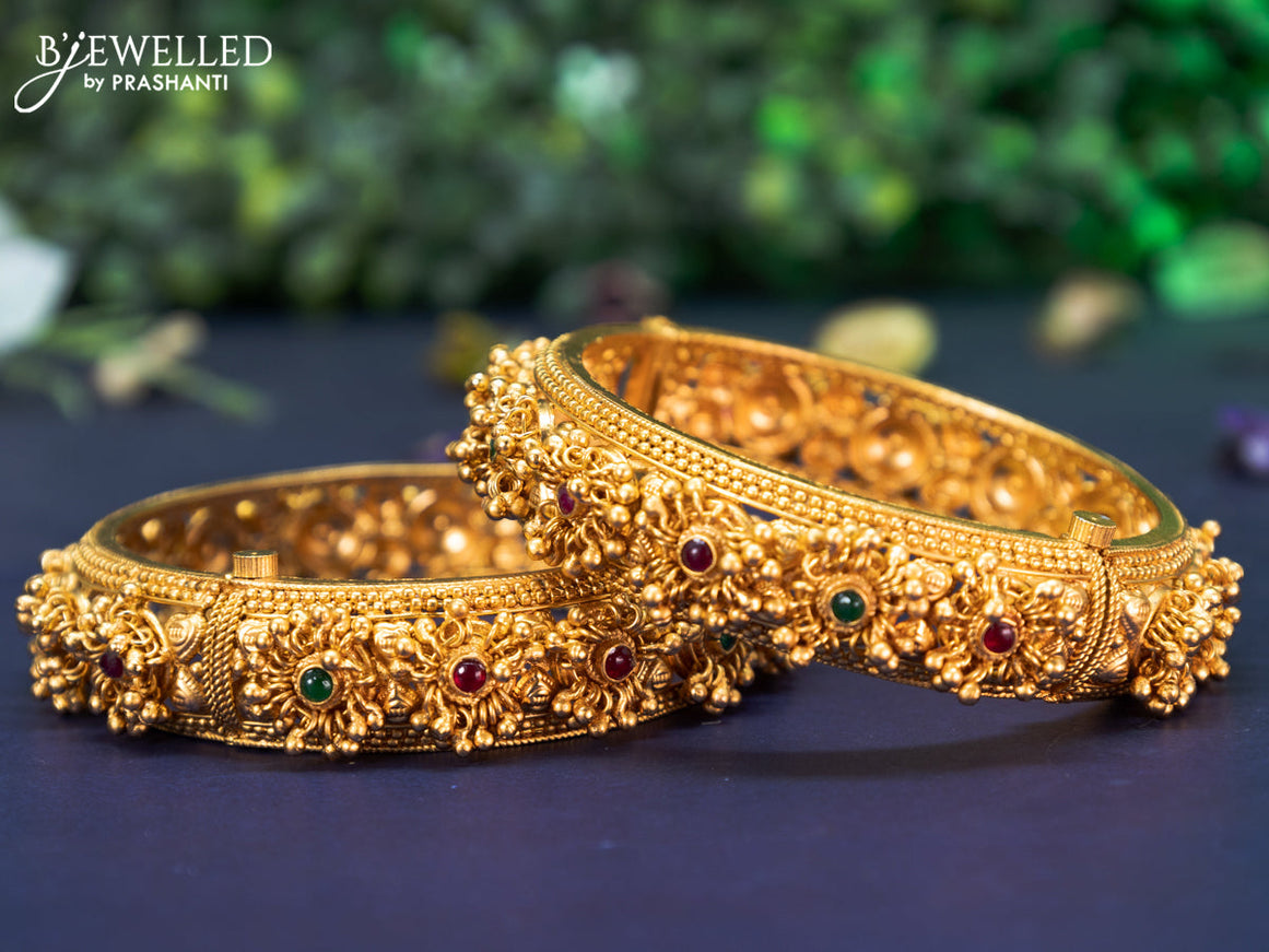 Antique screw type bangle with kemp stones and golden beads