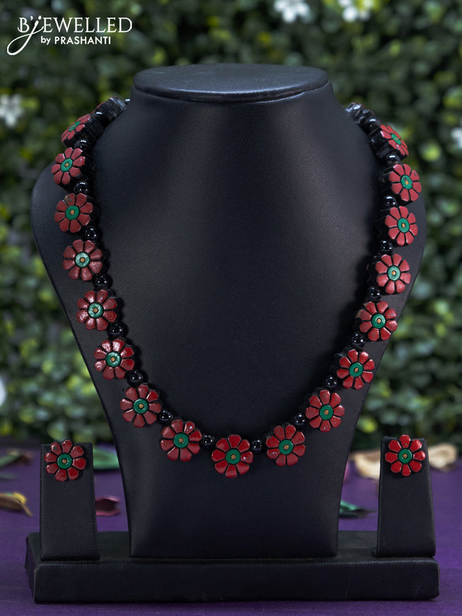 Terracotta red necklace with floral design