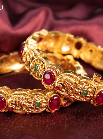 Antique screw type bangle with kemp stones