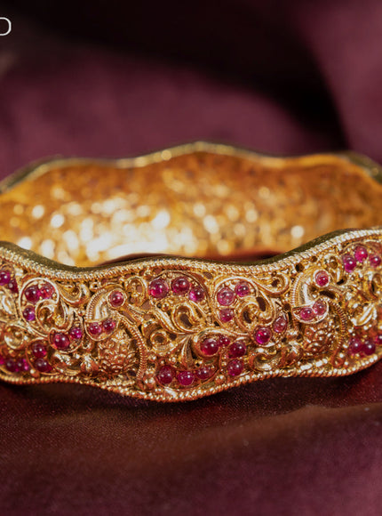 Antique screw type bangle with pink kemp stones