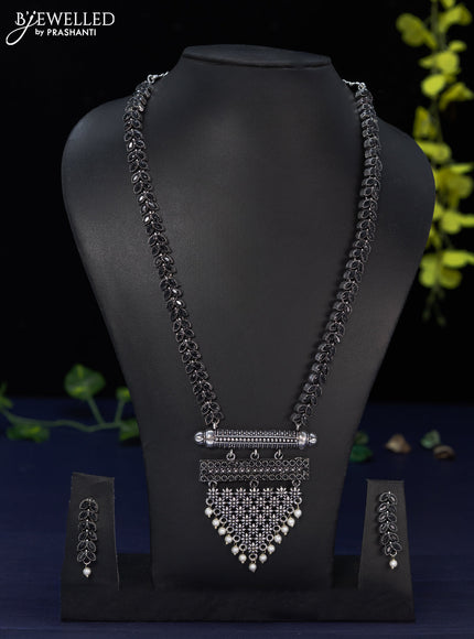 Oxidised haaram leaf design with black stones and pearl hangings