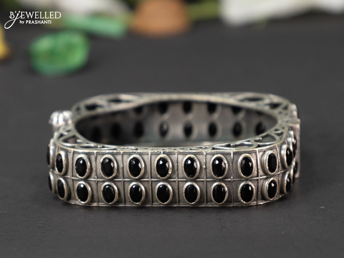 Oxidised screw type bangle with black stones