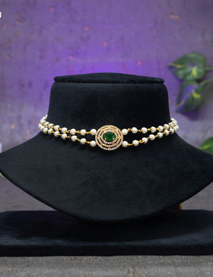 Pearl choker with emerald stones