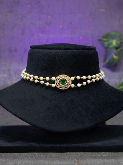 Pearl choker with emerald stones