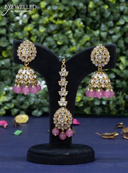 Kundan necklace with pink beads hanging and maang tikka